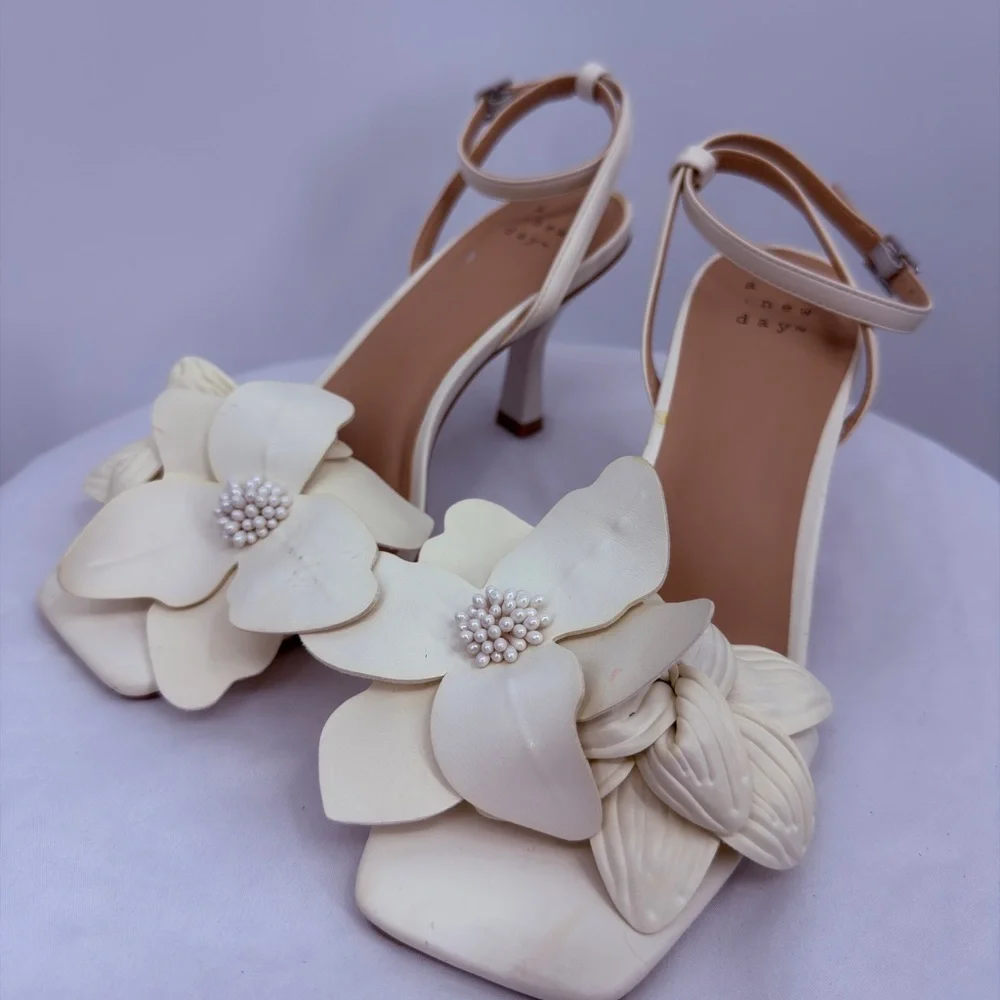 A New Day Ivory Floral Heels Size 6 Ankle Strap Dress Sandals - Picture 2 of 7